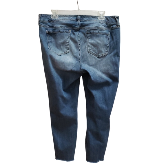 Torrid Jeans Womens Size 16 Mid Rise Tappered Leg Raw Hem Denim - Picture 2 of 10